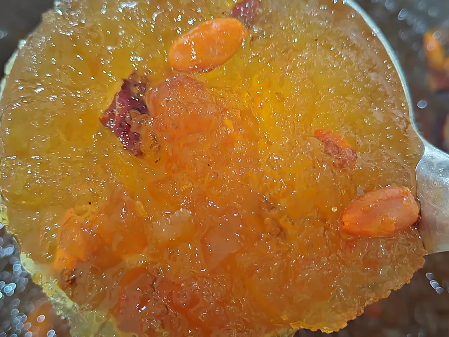 锅里刚煮好的桃胶雪燕,大汤勺捞起一勺金黄透亮的桃胶,看得到枸杞和红枣。